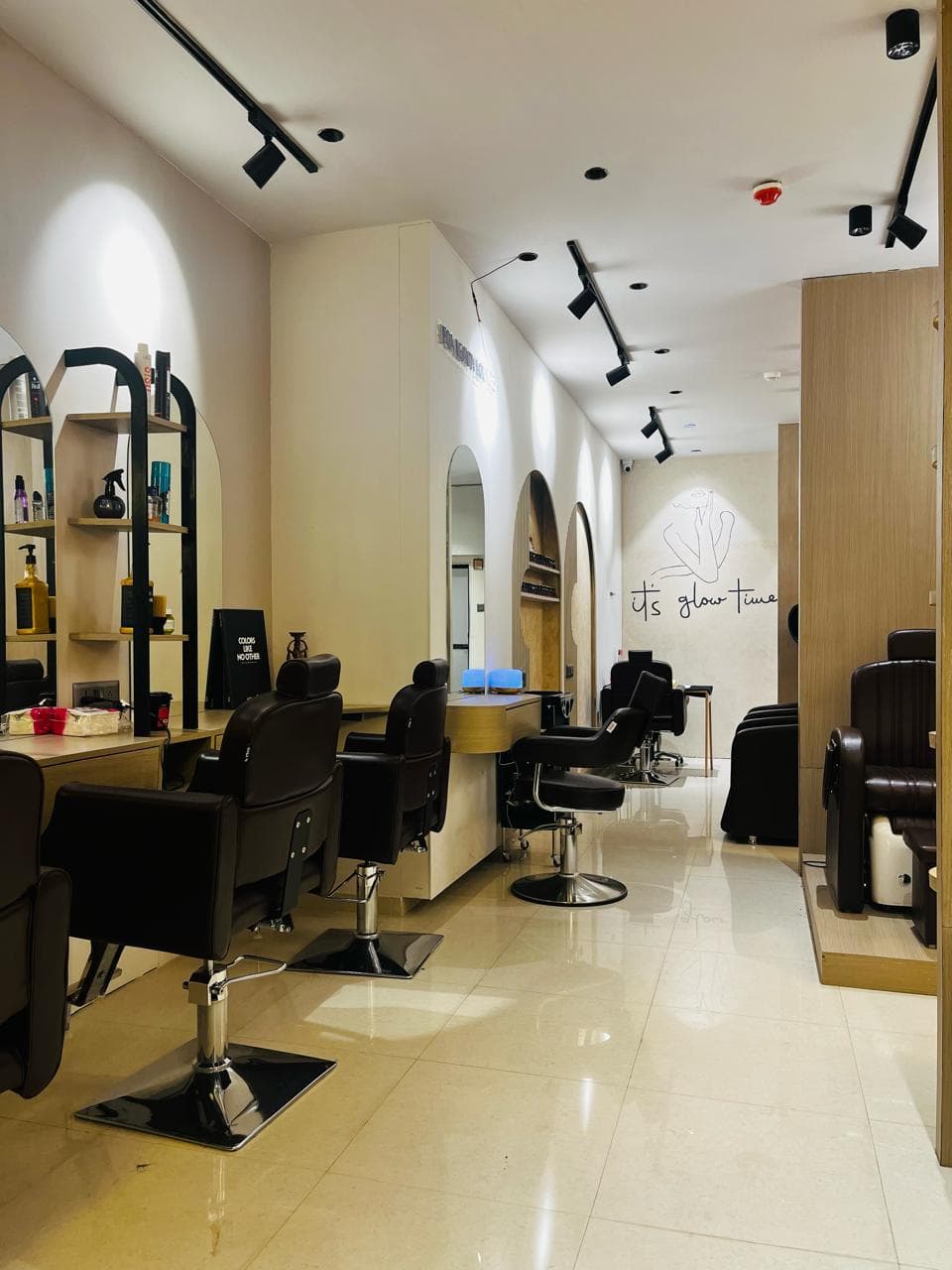 Styling chairs, mirrors and the real IPSA salon interior